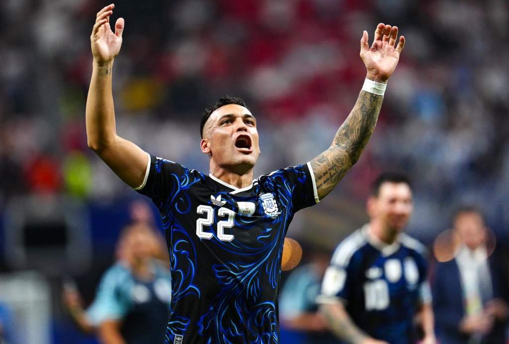 Ekspresi emosional dan tangisan haru Lautaro Martinez usai laga Argentina melawan Inggris