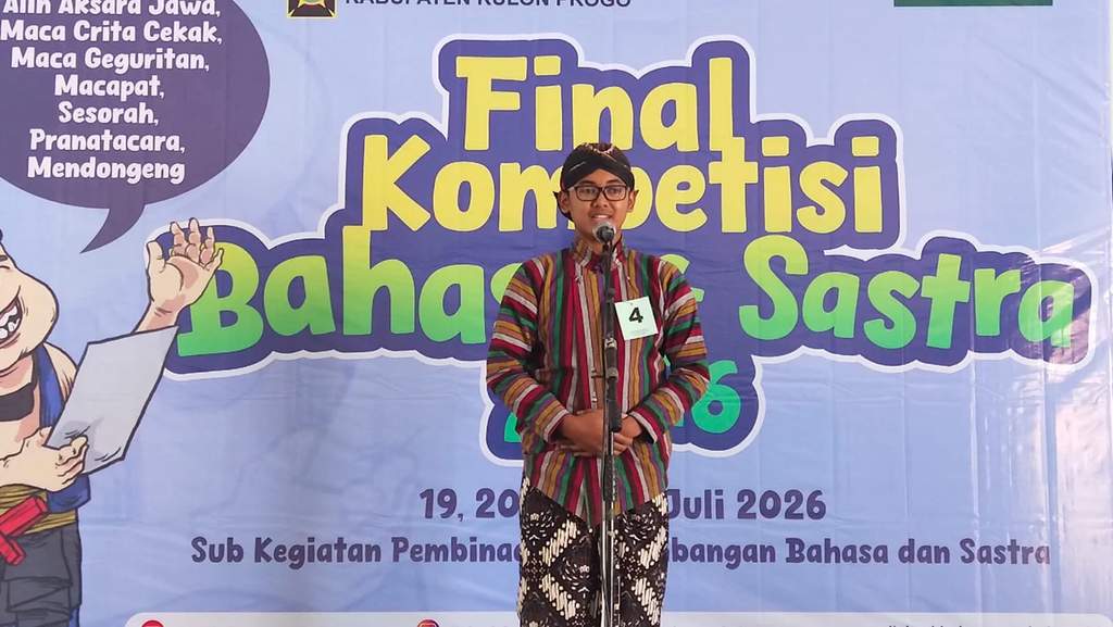 Peserta Lomba Sesorah SMP Kulon Progo mengenakan pakaian adat Jawa Gagrak Yogyakarta