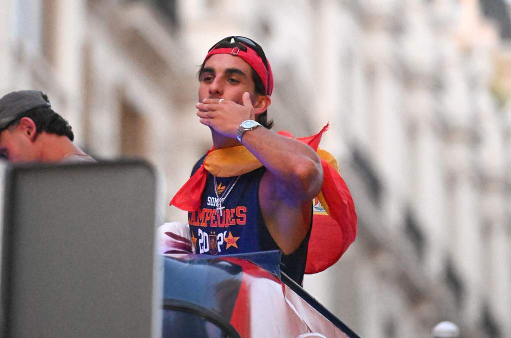 Ferran Torres mengenakan topi Make Spain Great Again saat selebrasi piala dunia