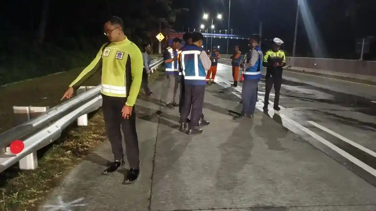 Kondisi mobil Honda CR-V yang ringsek usai mengalami kecelakaan maut di Tol Malang-Pandaan KM 72