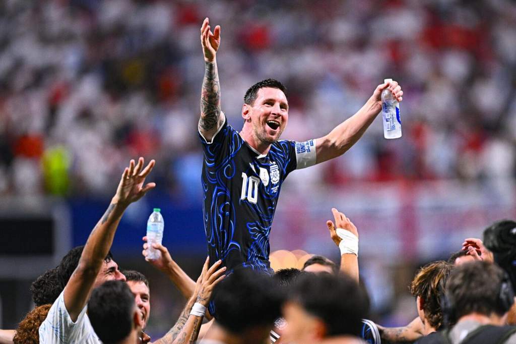 Lionel Messi melakukan selebrasi setelah berhasil membawa Argentina lolos ke babak final