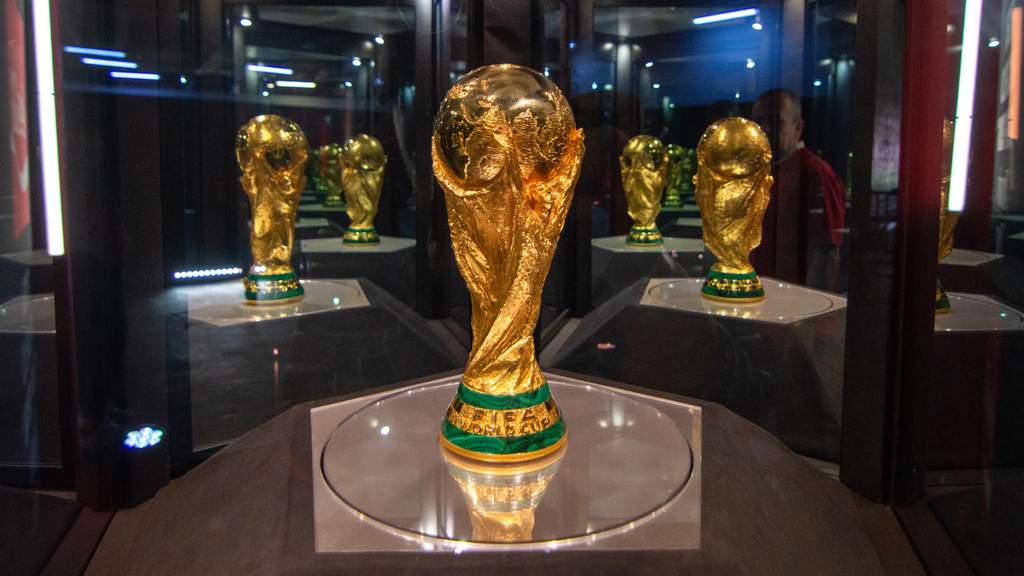 Logo FIFA dan Gianni Infantino kajian Piala Dunia 64 tim 2030