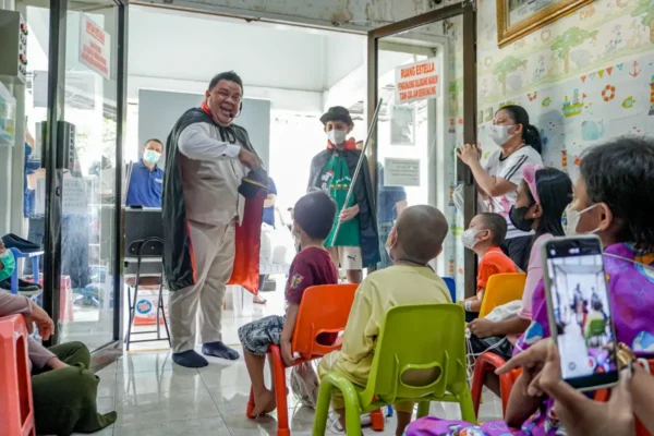 Luwansa Hotel Manado menggelar kegiatan CSR bersama anak pejuang kanker di RSUP Kandou