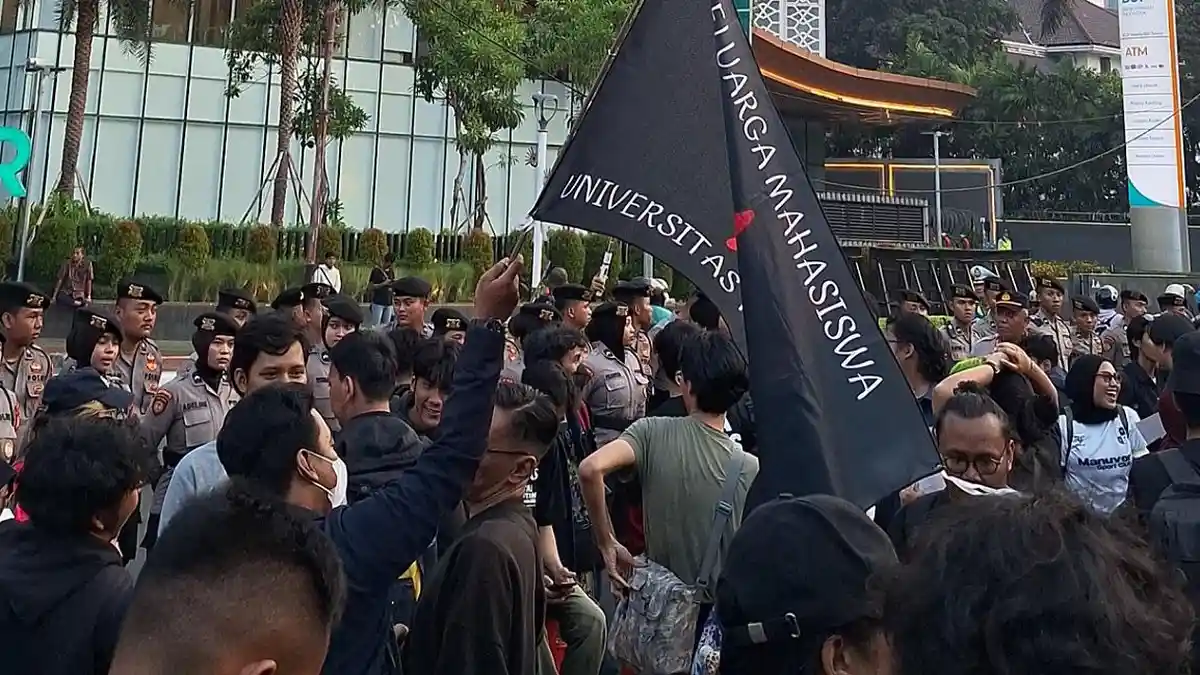 Aksi demonstrasi mahasiswa mosi tidak percaya terhadap rezim Prabowo-Gibran di Monas Jakarta
