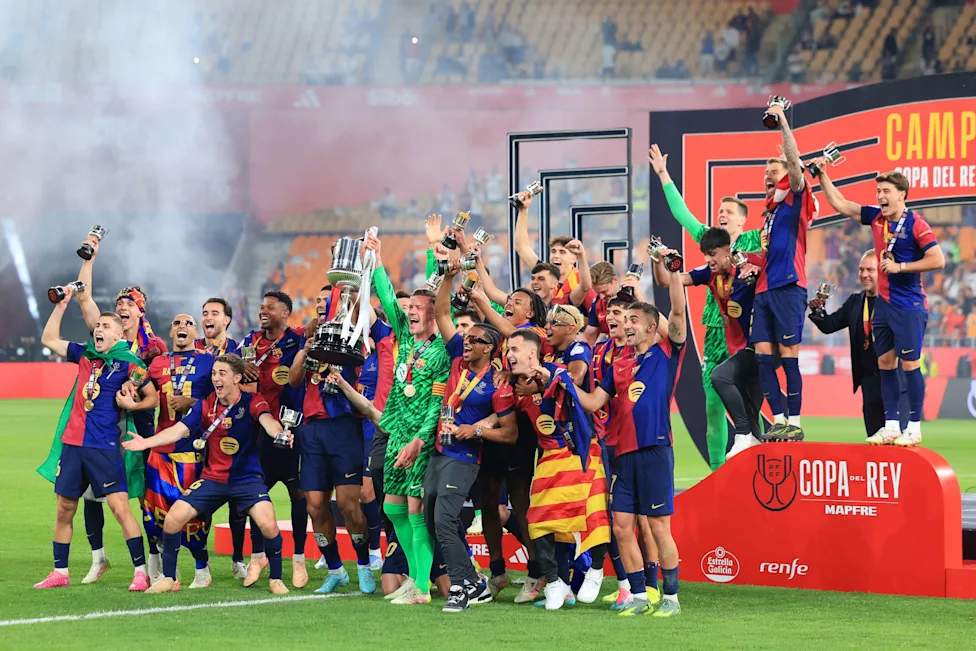 Marc-André ter Stegen berseragam Barcelona saat terbang ke Ajax dengan kesepakatan gaji 90 persen ditanggung klub