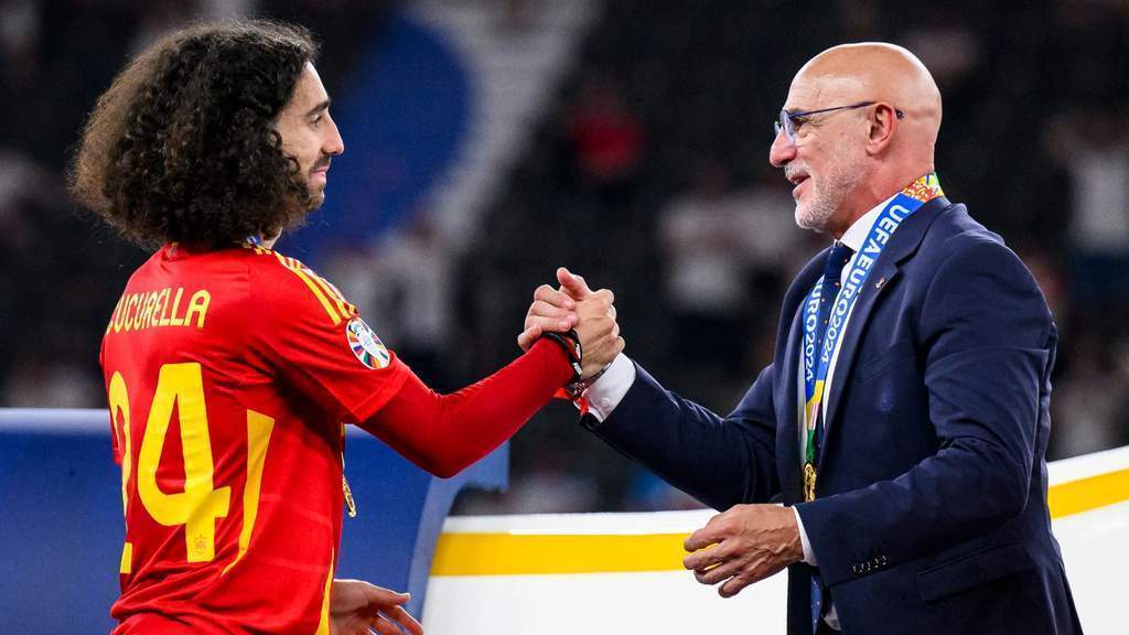Marc Cucurella menepati janji membuat tato wajah Luis de la Fuente setelah Spanyol juara Piala Dunia