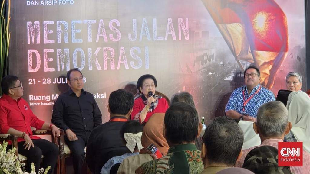 Megawati Soekarnoputri menghadiri pameran foto mengenang 30 tahun peristiwa Kudatuli di TIM Jakarta