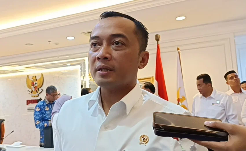 Mensesneg Prasetyo Hadi memberikan keterangan pers di Kompleks Parlemen Senayan Jakarta.
