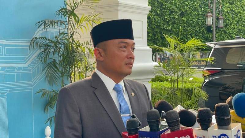 Mensesneg Prasetyo Hadi memberikan keterangan pers di kompleks parlemen Senayan
