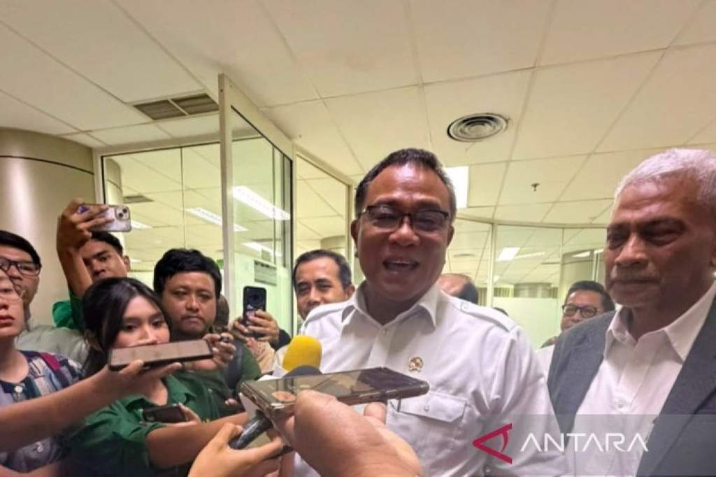 Menteri LH Mohammad Jumhur Hidayat bicara peluang koperasi kelola unit karbon