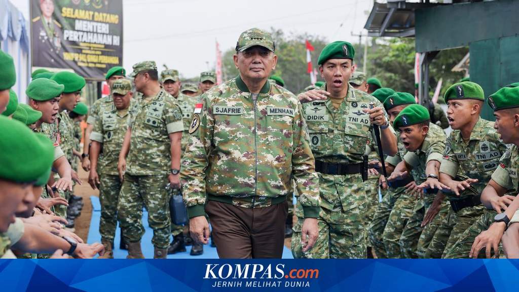 Menteri Pertahanan Sjafrie Sjamsoeddin memberi pengarahan kepada prajurit TNI di Karawang