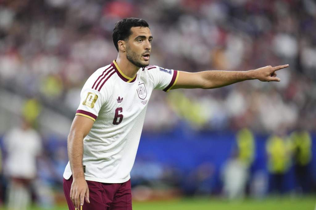 Gelandang timnas Spanyol Mikel Merino berbicara dalam konferensi pers menjelang final Piala Dunia.