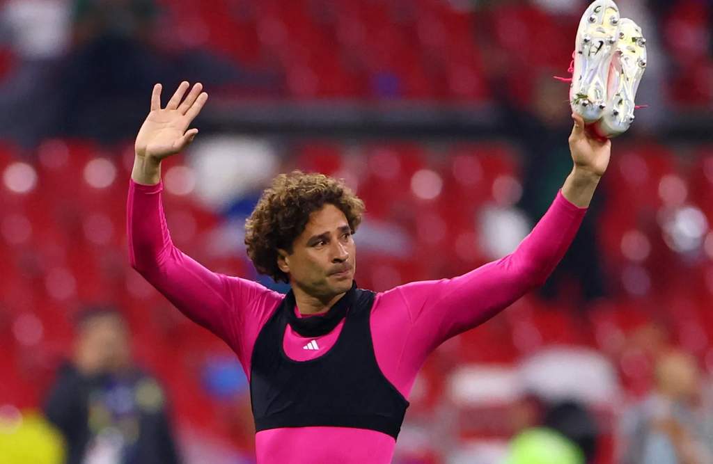 Guillermo Ochoa resmi mengumumkan pensiun dari sepak bola profesional setelah karier 22 tahun