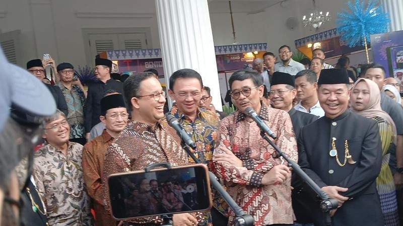Momen keakraban Anies Baswedan dan Basuki Tjahaja Purnama di Balai Kota Jakarta