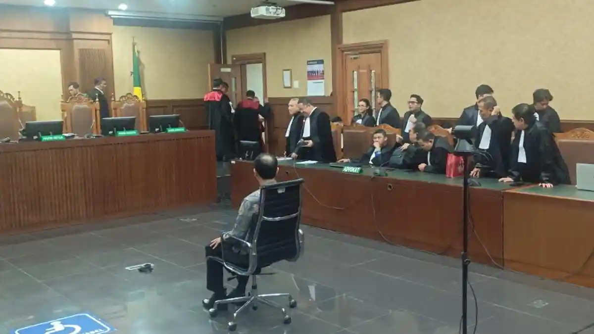 Nadiem Makarim dikerumuni massa ojek online di pelataran Pengadilan Tipikor setelah vonis hakim
