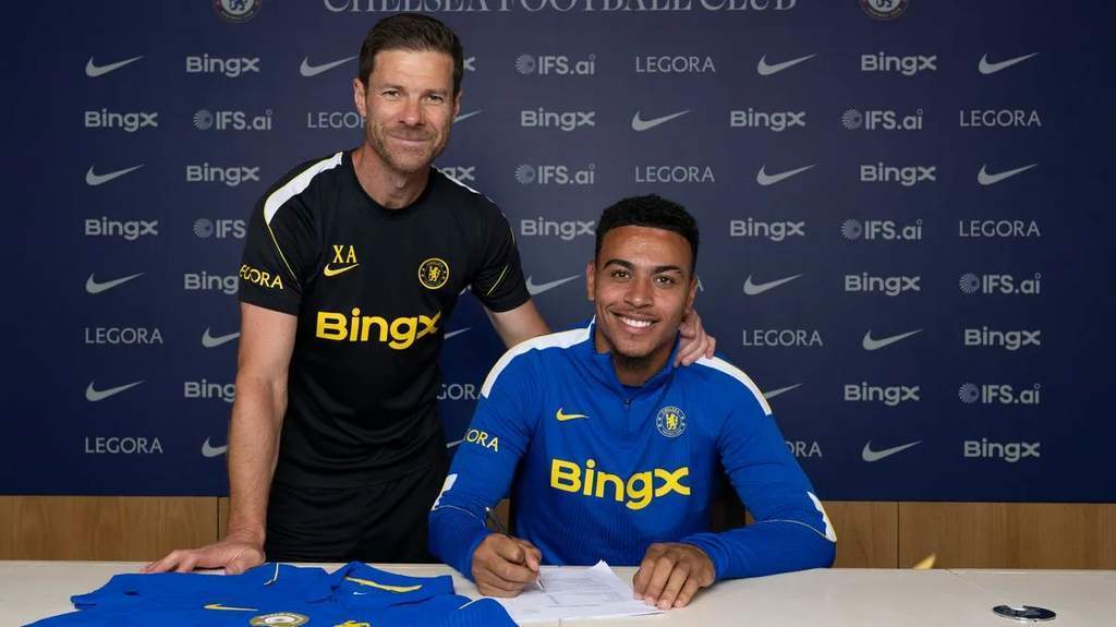 Morgan Rogers resmi diperkenalkan sebagai pemain baru Chelsea usai ditransfer senilai 117 juta pound
