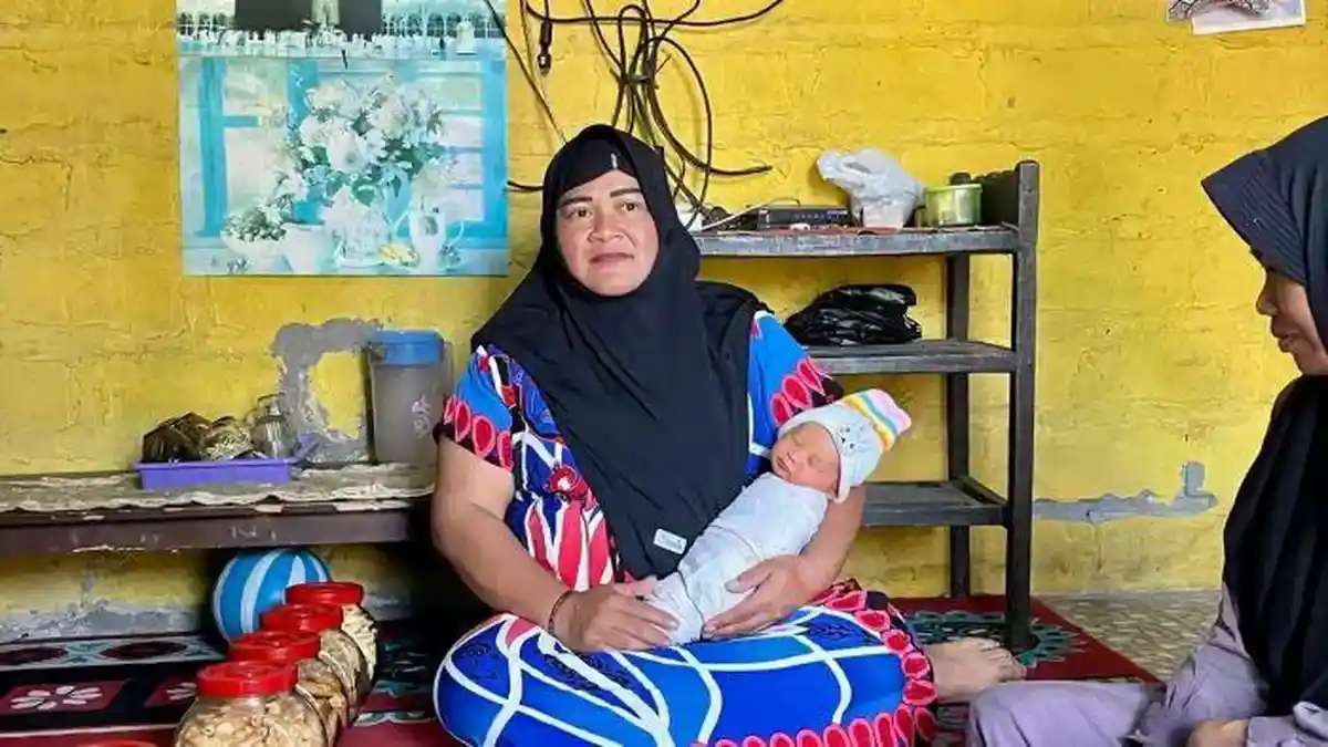 Petugas Disdukcapil Wonosobo mengunjungi kediaman bayi bernama Muhammad MBG Subianto