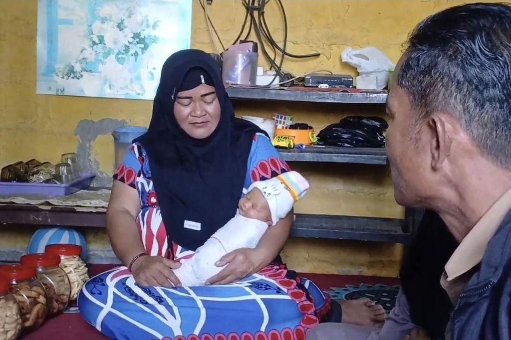Petugas Disdukcapil Wonosobo memberikan edukasi terkait penolakan nama bayi Muhammad MBG Subianto