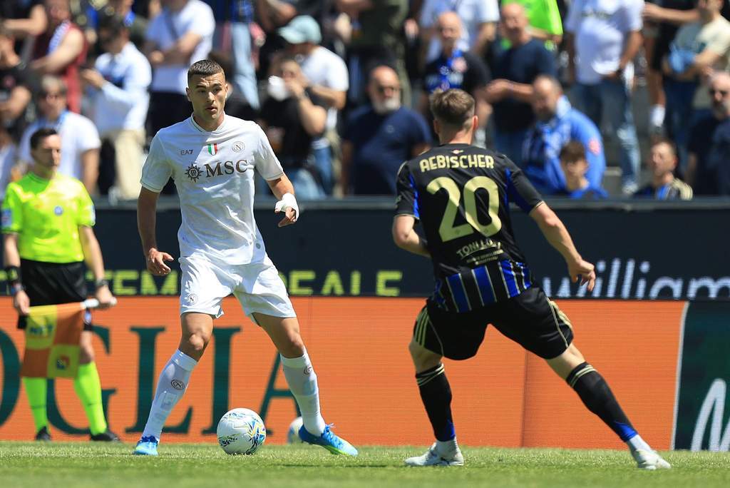 Bek Napoli Alessandro Buongiorno mengalami cedera meniskus dan harus absen lama