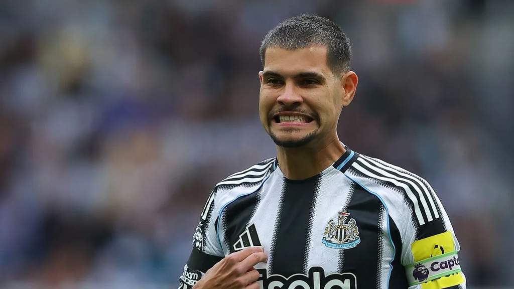 Bruno Guimaraes dalam balutan jersey Newcastle United di tengah rumor transfer ke Arsenal