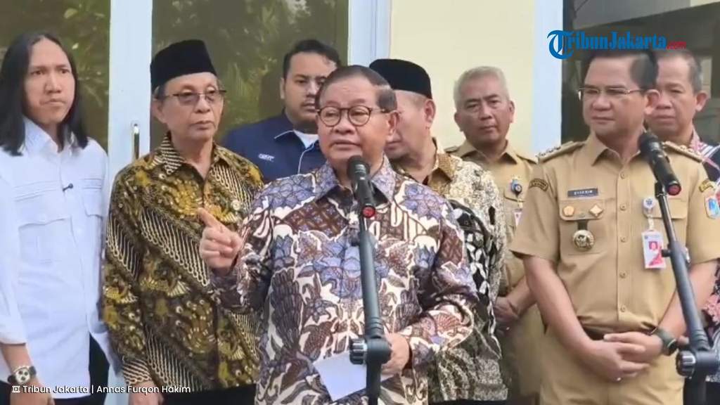 Gubernur DKI Jakarta Pramono Anung memberikan keterangan terkait perbaikan SDN Kebayoran Lama 09