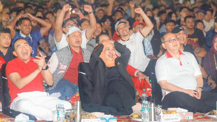 Suasana kemeriahan nobar Final Piala Dunia 2026 di halaman Gedung Negara Grahadi Surabaya