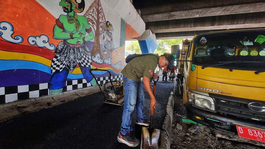 Mural indah menghiasi bawah jembatan Tol Purbaleunyi di Jalan Raya Kopo Margahayu