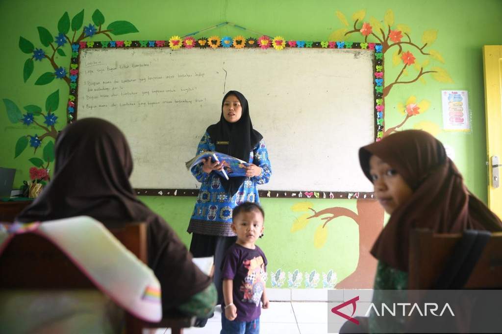 Nur Syakira guru honorer Sekolah Tapal Batas mengasuh anak pekerja migran di Pulau Sebatik