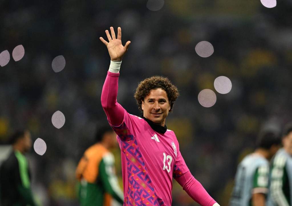 Guillermo Ochoa mengumumkan pensiun dari dunia sepak bola profesional