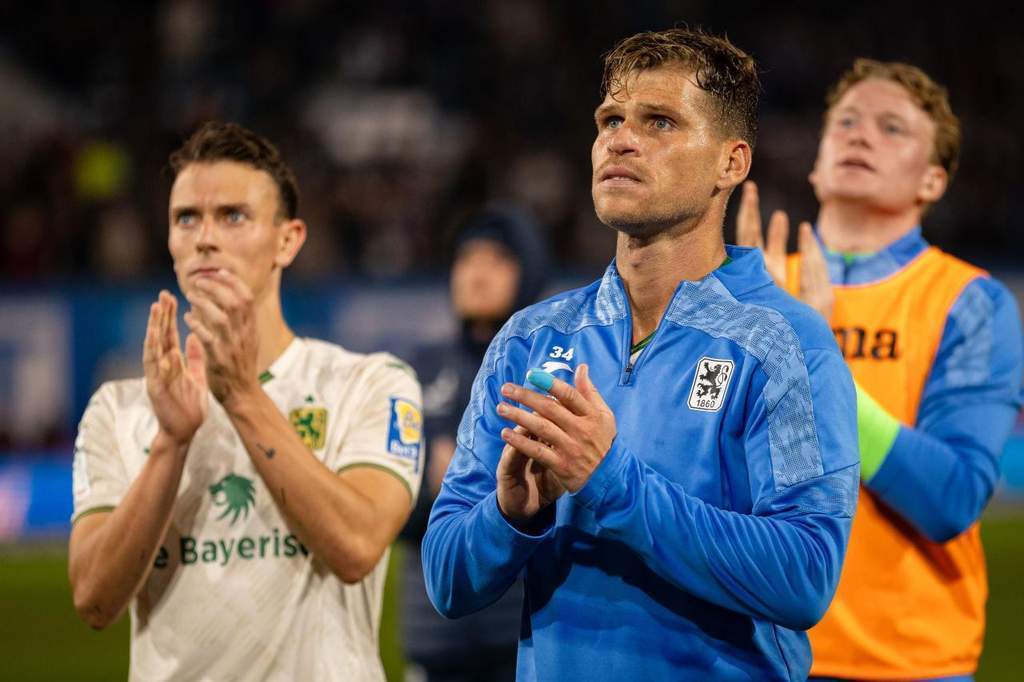 Striker TSV 1860 Munchen Florian Niederlechner saat menandatangani perpanjangan kontrak baru