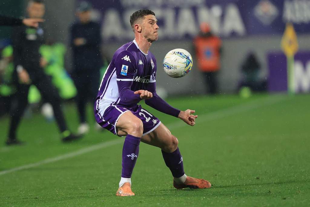 Robin Gosens resmi diperkenalkan sebagai pemain baru FC Schalke 04 dengan memegang jersei nomor 8