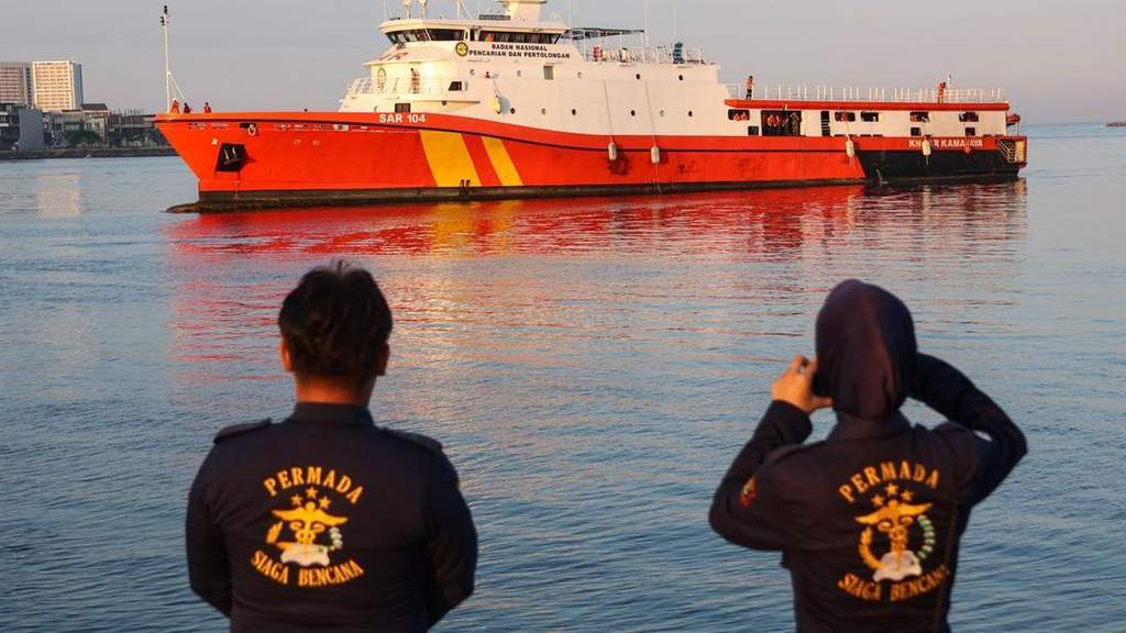 Tim SAR gabungan melakukan pencarian korban KM Nurul Salsa di Laut Selayar