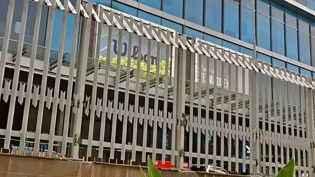 Pagar tinggi abu-abu di depan Mal Kota Kasablanka yang akan dibongkar