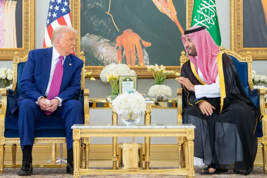 Pangeran Mahkota Saudi Mohammed bin Salman bertemu dengan Presiden AS Donald Trump di Riyadh pada Mei 2025.
