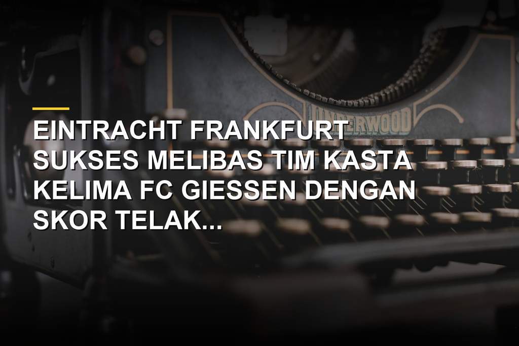 Para pemain Eintracht Frankfurt merayakan gol dalam laga uji coba melawan FC Gießen