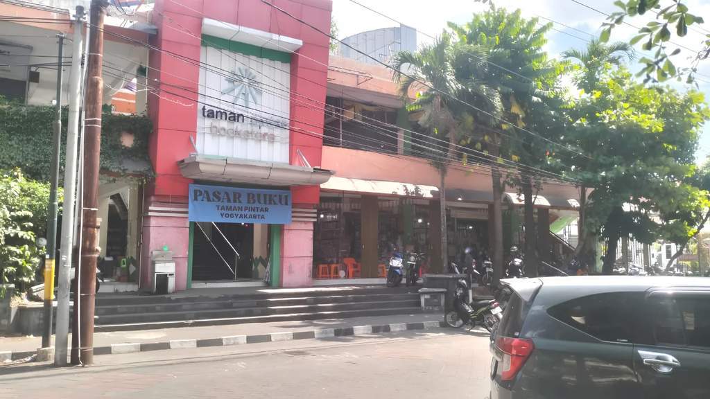 Suasana aktivitas transaksi pedagang di Pasar Buku Taman Pintar Yogyakarta