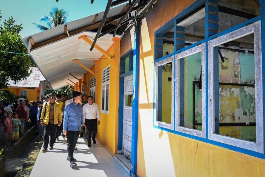 Wapres Gibran Rakabuming meninjau SDN 07 Bulango di Gorontalo yang pernah terbakar