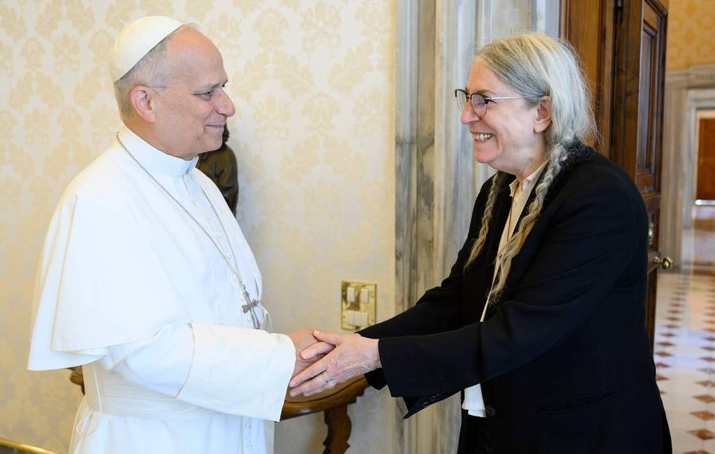 Patti Smith saat melakukan pertemuan pribadi dengan Paus Leo XIV di Vatikan