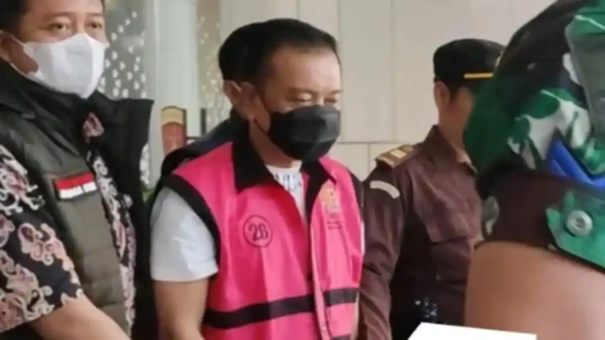 Tersangka kasus korupsi Don Ritto saat dilimpahkan ke Kejaksaan Agung dengan baju tahanan