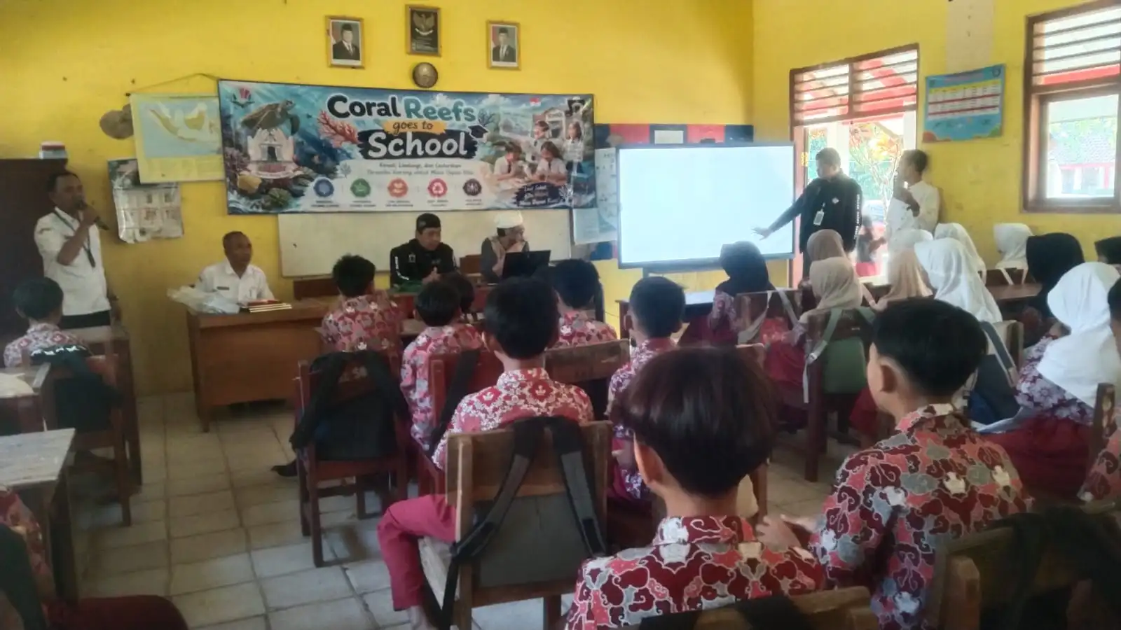 Siswa SDN Banyuasih 1 Pandeglang mengikuti sosialisasi edukasi terumbu karang