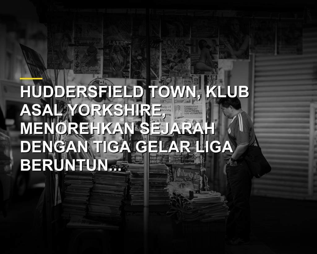 Pemain Huddersfield Town merayakan gol di stadion Kirklees dengan kostum biru putih