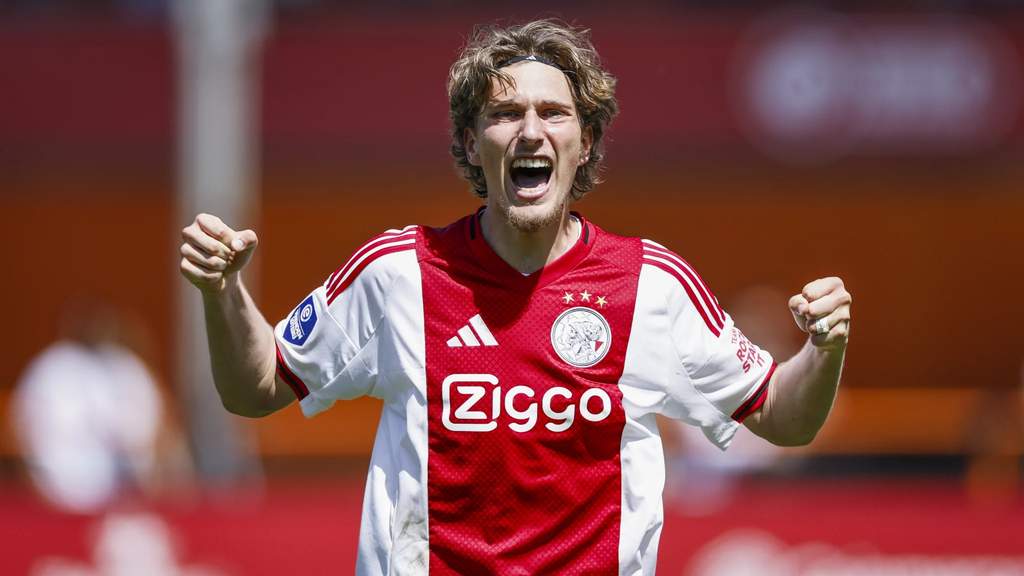 Pemain muda Belgia Mika Godts saat berseragam Ajax Amsterdam yang dikaitkan dengan PSG
