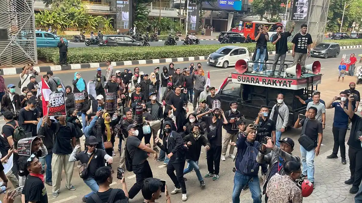 Massa demonstrasi menggelar aksi protes dan melemparkan tikus di depan Gedung Kejagung Jakarta
