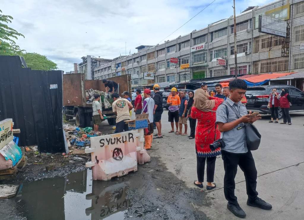 Warga Kelurahan Kassi-Kassi Makassar diedukasi memilah sampah dari rumah menjelang aturan baru