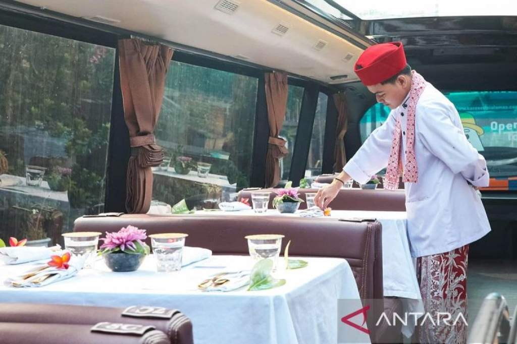Uji coba layanan open dining of Jakarta wisata kuliner di atas bus tingkat