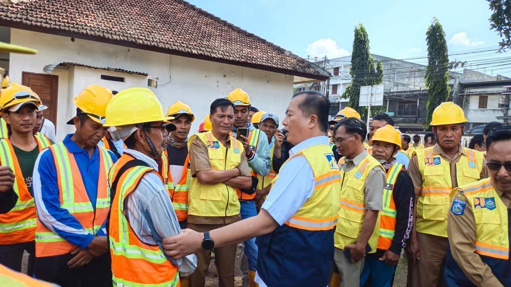 Petugas Tim Reaksi Cepat Pemprov NTB saat memperbaiki titik jalan rusak di Lombok dan Sumbawa