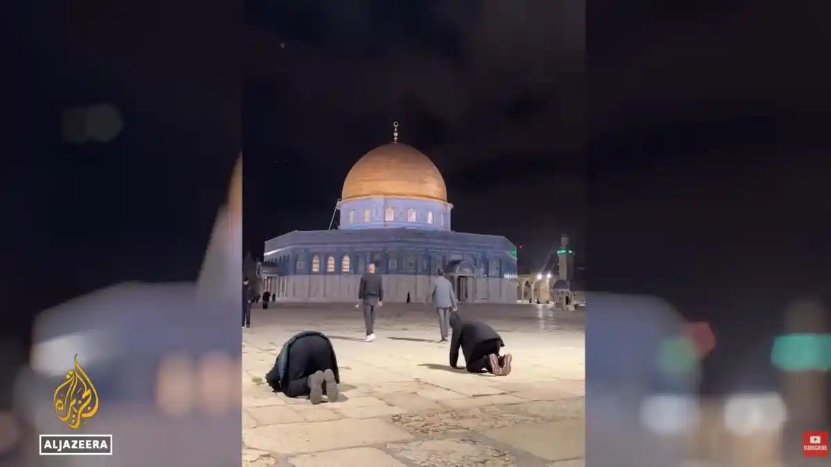 Aksi pemukim Israel saat memasuki kompleks Masjid Al-Aqsa di bawah pengawalan polisi Israel