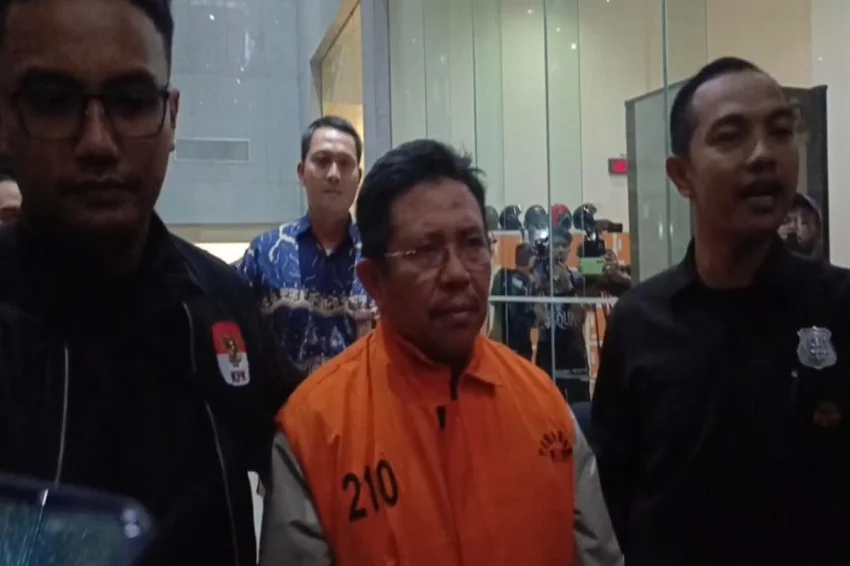Bupati Lombok Barat Lalu Ahmad Zaini mengenakan rompi oranye usai ditahan KPK