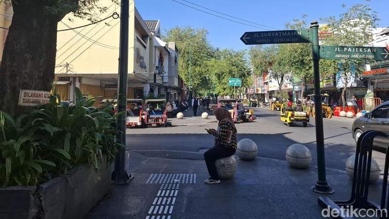 Penertiban pelang ilegal Jalan Malioboro oleh Pemkot Jogja bersama Satpol PP