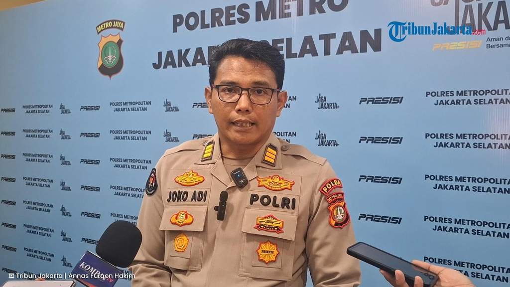 Petugas kepolisian melakukan olah TKP kasus pengacara muda tewas di Setiabudi
